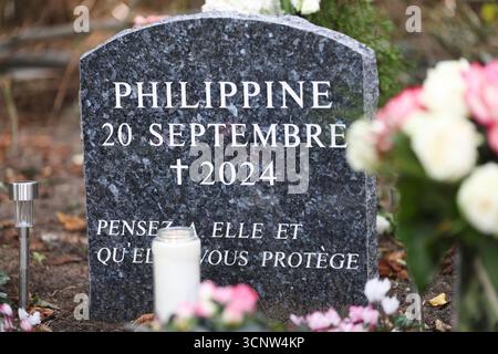 Paris, Frankreich. September 2025. Ein Gedenkstein zu Ehren der Philippine Le Noir de Carlan im Bois de Boulogne in Paris, 22. September 2025. Philippine, damals 19 Jahre alt, wurde am 20. September 2024 tot im Bois de Boulogne in Paris aufgefunden.Fotos von Jérémy Paoloni/ABACAPRESS.COM Credit: Abaca Press/Alamy Live News Stockfoto