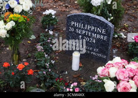 Paris, Frankreich. September 2025. Ein Gedenkstein zu Ehren der Philippine Le Noir de Carlan im Bois de Boulogne in Paris, 22. September 2025. Philippine, damals 19 Jahre alt, wurde am 20. September 2024 tot im Bois de Boulogne in Paris aufgefunden.Fotos von Jérémy Paoloni/ABACAPRESS.COM Credit: Abaca Press/Alamy Live News Stockfoto