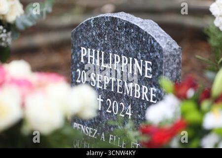 Paris, Frankreich. September 2025. Ein Gedenkstein zu Ehren der Philippine Le Noir de Carlan im Bois de Boulogne in Paris, 22. September 2025. Philippine, damals 19 Jahre alt, wurde am 20. September 2024 tot im Bois de Boulogne in Paris aufgefunden.Fotos von Jérémy Paoloni/ABACAPRESS.COM Credit: Abaca Press/Alamy Live News Stockfoto