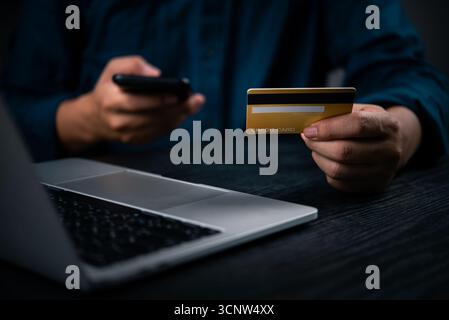 Kreditkarte und Mobiltelefon für Online-Zahlungen in der Hand halten. Digitales Finanz- und Bankkonzept für Einkäufe oder mobile Einkäufe über Stockfoto