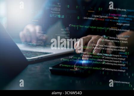 Entwicklercodierung in dunklen Räumen mit futuristischer Schnittstelle. Binär- und Quellcode-Reflexionen weisen auf Systemanalyse und Cyber-Intelligence hin. Stockfoto