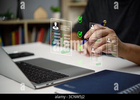 Geschäftsmann, der Online-Bewerbungen mit dem Status „genehmigt“ prüft, um ein effektives Lebenslauf-Screening und Talentmanagement zu demonstrieren. Konzentriert sich auf HR Stockfoto