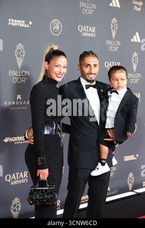 Paris, Íle-de-France, Frankreich - 22. September 2025: Raphinha mit seiner Familie in Ballon d’Or 2025 Roter Teppich, Teil der Ballon d’Or 2025 Gala, gefeiert am Theater du Châtelet in Paris. Quelle: Rubén Gil/Alamy Live News. Stockfoto