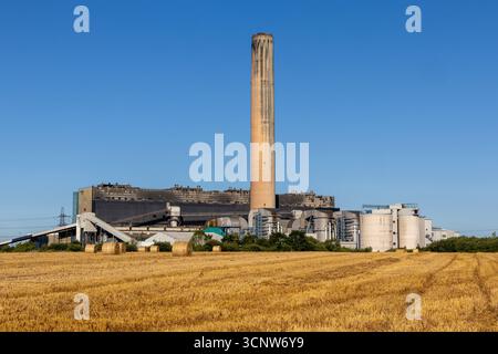 Fiddler’s Ferry Power Station mit hohem Kamin und Heuballen im Vordergrund Stockfoto