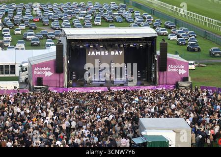 Der Musiker James Bay spielte auf der Newmarket Racecourse, Großbritannien. Stockfoto