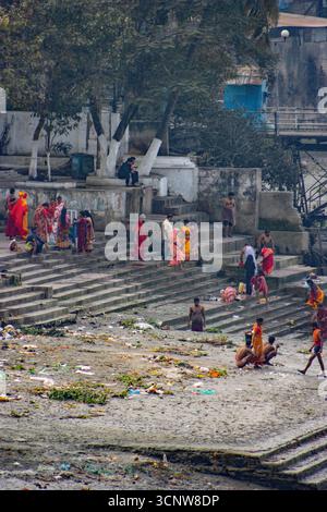 KOLKATA, WESTBENGALEN, INDIEN - 20. FEBRUAR 2024 Menschen am Mallick Ghat und am Hootly oder Ganga River in der Nähe der Howrah Bridge Stockfoto