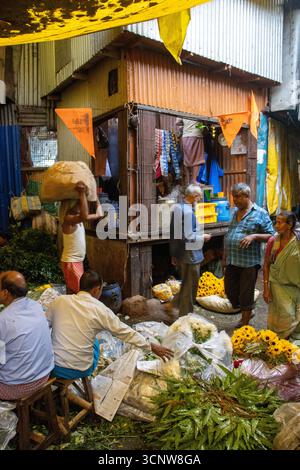 KOLKATA, WESTBENGALEN, INDIEN - 20. FEBRUAR 2024 Menschen am Mallick Ghat und am Hootly oder Ganga River in der Nähe der Howrah Bridge Stockfoto