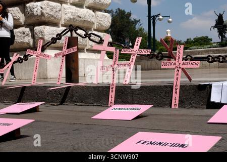 Mexiko-Stadt, Mexiko. September 2025. Rosafarbene Kreuze wurden vor dem Palacio de Bellas Artes platziert, um Gerechtigkeit für Frauen zu fordern, die Opfer von Femizid in Mexiko waren. Am 21. September 2025 in Mexiko-Stadt. (Foto: Luis Barron/Eyepix Group) Credit: Eyepix Group/Alamy Live News Stockfoto