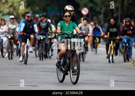 Mexiko-Stadt, Mexiko. September 2025. Eine Frau fährt mit dem Fahrrad während der Sonntagsfahrt „Muévete en Bici“ an der Reforma Avenue. Am 21. September 2025 in Mexiko-Stadt. (Foto: Luis Barron/Eyepix Group) Credit: Eyepix Group/Alamy Live News Stockfoto
