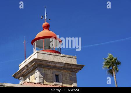 Leuchtturm Ponta da Piedade an der felsigen Küste Ponta da Piedade, zerklüftete Küstenlandschaft, direkt neben dem Zentrum von Lagos, im Westen der Algar Stockfoto