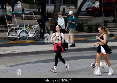 Mexiko-Stadt, Mexiko. September 2025. Frauen, die während der Radtour „Muévete en Bici“ am Sonntag auf der Reforma Avenue laufen. Am 21. September 2025 in Mexiko-Stadt. (Foto: Luis Barron/Eyepix Group) Credit: Eyepix Group/Alamy Live News Stockfoto