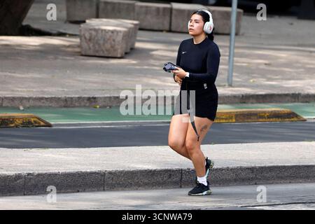 Mexiko-Stadt, Mexiko. September 2025. Eine Frau läuft während der Radtour „Muévete en Bici“ am Sonntag auf der Reforma Avenue. Am 21. September 2025 in Mexiko-Stadt. (Foto: Luis Barron/Eyepix Group) Credit: Eyepix Group/Alamy Live News Stockfoto