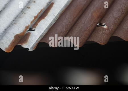 Nahaufnahme eines rostigen, gewellten Metalldachs mit braunen und grauen Texturen, Gazipur, bangladesch Stockfoto