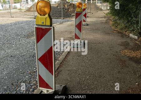 Borken, NRW, Deutschland, rot-weiß gestreifte Warnleuchten mit orangefarbenen Blinklichtern, die eine gesperrte Straße während der Bauarbeiten markieren Stockfoto