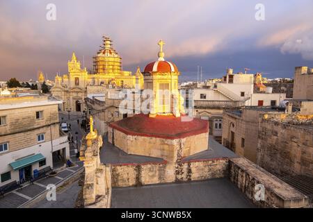Skyline von Rabat mit der St. Paul Kirche Kuppel auf der linken Seite bei Sonnenuntergang, Rabat Mdina, Malta Stockfoto