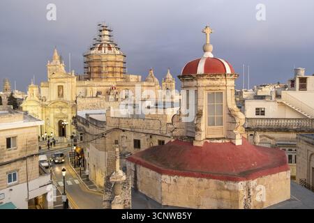 Skyline von Rabat mit der St. Paul Kirche Kuppel auf der linken Seite bei Sonnenuntergang, Rabat Mdina, Malta Stockfoto