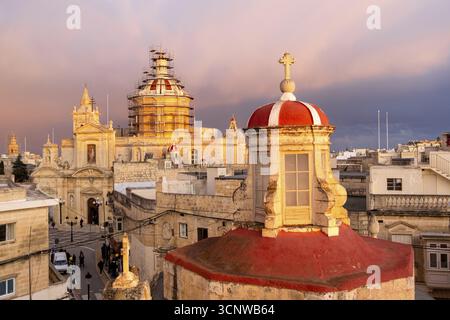Skyline von Rabat mit der St. Paul Kirche Kuppel auf der linken Seite bei Sonnenuntergang, Rabat Mdina, Malta Stockfoto