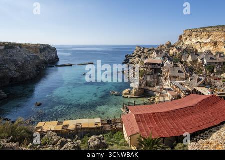 Malerisches, farbenfrohes Popeye Village in Anchor Bay, Malta Stockfoto