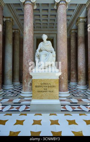 Weiße Statue Ludwigs I., umgeben von roten Marmorsäulen und prächtigem Bodenmuster, Walhalla, Donaustauf, Regensburg, Bayern, Deutschland Stockfoto