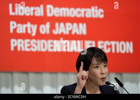 Tokio, Japan. September 2025. Japans ehemaliger Wirtschaftssicherheitsminister Sanae Takaichi beantwortet Fragen während der gemeinsamen Pressekonferenz der Kandidaten für die Präsidentschaftswahlen der Liberalen Demokratischen Partei (LDP) im Hauptquartier der LDP in Tokio. Quelle: ZUMA Press, Inc./Alamy Live News Stockfoto