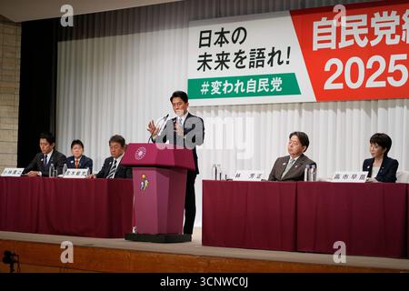 Tokio, Japan. September 2025. Japans Landwirtschaftsminister Shinjiro Koizumi, Zentrum, beantwortet Fragen, als der ehemalige Wirtschaftssicherheitsminister Takayuki Kobayashi, der ehemalige Außenminister Toshimitsu Motegi, die Kabinettschef Yoshimasa Hayashi und der ehemalige Wirtschaftssicherheitsminister Sanae Takaichi an der gemeinsamen Pressekonferenz der Präsidentschaftskandidaten der Liberalen Demokratischen Partei (LDP) in Tokio teilnehmen. Quelle: ZUMA Press, Inc./Alamy Live News Stockfoto