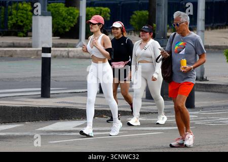 Mexiko-Stadt, Mexiko. September 2025. Menschen, die während der Radtour „Muévete en Bici“ am Sonntag auf der Reforma Avenue laufen. Am 21. September 2025 in Mexiko-Stadt. (Foto: Luis Barron/Eyepix Group/SIPA USA) Credit: SIPA USA/Alamy Live News Stockfoto