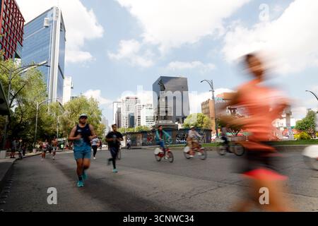 Mexiko-Stadt, Mexiko. September 2025. Menschen, die während der Radtour „Muévete en Bici“ am Sonntag auf der Reforma Avenue laufen. Am 21. September 2025 in Mexiko-Stadt. (Foto: Luis Barron/Eyepix Group/SIPA USA) Credit: SIPA USA/Alamy Live News Stockfoto