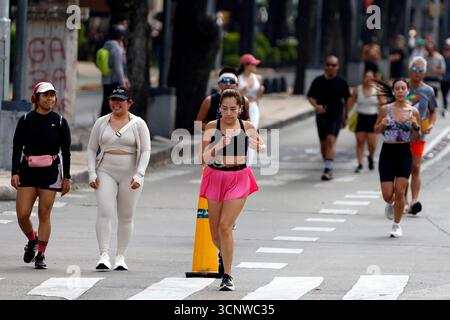 Mexiko-Stadt, Mexiko. September 2025. Eine Frau läuft während der Radtour „Muévete en Bici“ am Sonntag auf der Reforma Avenue. Am 21. September 2025 in Mexiko-Stadt. (Foto: Luis Barron/Eyepix Group/SIPA USA) Credit: SIPA USA/Alamy Live News Stockfoto