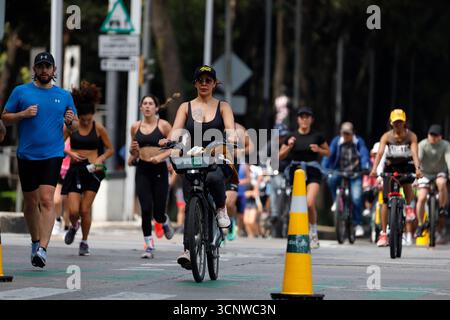 Mexiko-Stadt, Mexiko. September 2025. Eine Frau fährt mit dem Fahrrad während der Sonntagsfahrt „Muévete en Bici“ an der Reforma Avenue. Am 21. September 2025 in Mexiko-Stadt. (Foto: Luis Barron/Eyepix Group/SIPA USA) Credit: SIPA USA/Alamy Live News Stockfoto