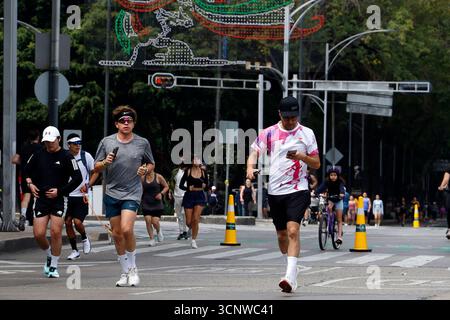 Mexiko-Stadt, Mexiko. September 2025. Menschen, die während der Radtour „Muévete en Bici“ am Sonntag auf der Reforma Avenue laufen. Am 21. September 2025 in Mexiko-Stadt. (Foto: Luis Barron/Eyepix Group/SIPA USA) Credit: SIPA USA/Alamy Live News Stockfoto