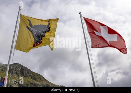 Schweizer und URI-Flagge, weht im Wind, Gotthard-Pass, Gottardo, Tessin, Schweiz Stockfoto