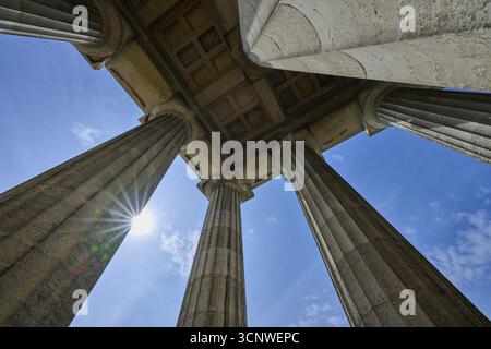 Blick auf prächtige Steinsäulen unter einer hellen Sonne bei klarem Himmel, Walhalla, Donaustauf, Regensburg, Bayern, Deutschland Stockfoto