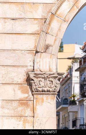 Nahaufnahme der komplizierten Details auf dem Hadriansbogen in Athen, Griechenland. Die verwitterten Steine und dekorativen Schnitzereien spiegeln die reiche Geschichte und wider Stockfoto