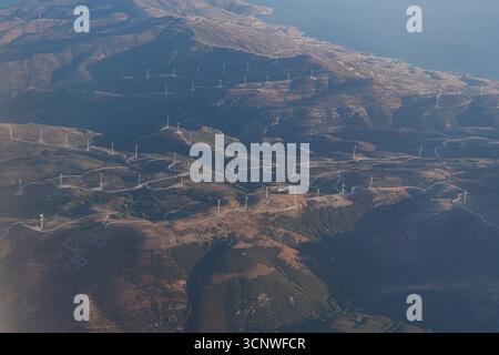 Panoramablick auf die atemberaubende griechische Landschaft mit sanften Hügeln mit zahlreichen Windturbinen, aufgenommen von einem Flugzeug hoch A Stockfoto