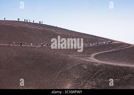 Gruppe von Touristen auf dem Ätna während eines Ausbruchs Stockfoto