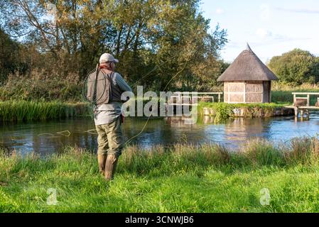 Hampshire England Vereinigtes Königreich. 21.09.2025. Fliegenfischen auf dem River Test in Hampshire an einem der berühmten Kreideflüsse Englands. Rollen in der Linie. Stockfoto