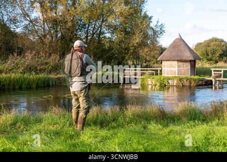 Hampshire England Vereinigtes Königreich. 21.09.2025. Fliegenfischen auf dem River Test in Hampshire an einem der berühmten Kreideflüsse Englands. Rollen in der Linie. Stockfoto