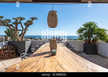 Luxuriöse Außenterrasse mit Meerblick im mediterranen Penthaus Stockfoto