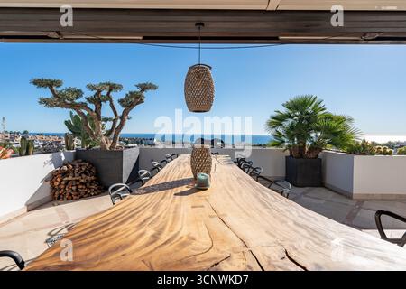 Luxuriöse Außenterrasse mit Meerblick im mediterranen Penthaus Stockfoto