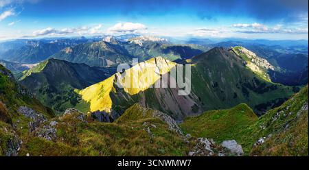 Atemberaubender Panoramablick auf eine Bergkette, Ennstaler Alpen, Steiermark, Österreich. Ihre Gipfel waren in Nebel gehüllt. Raues Gelände in den österreichischen Alpen. Wanderl Stockfoto
