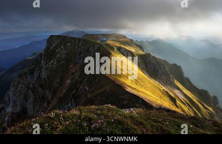 Sonnenuntergang in den Eisenerzer Alpen mit Reichensteinhutte. Alpenpanorama in der Steiermark, Österreich Stockfoto