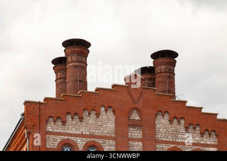 Gemauerte Schornsteine einer alten Fabrik gegen den Himmel. Stockfoto