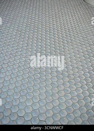 Bubbling Iridescent Fliled Surface – Eine Vollformataufnahme eines Bodens oder einer Wand mit runden, lichtreflektierenden Fliesen, die eine abstrakte und strukturierte Oberfläche schaffen Stockfoto
