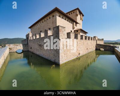 Golden Hour Glow on Farm Buildings – Ein Nahaufnahme der rustikalen, verwitterten Fassade alter Bauernhäuser, beleuchtet durch das warme, goldene Licht von l Stockfoto