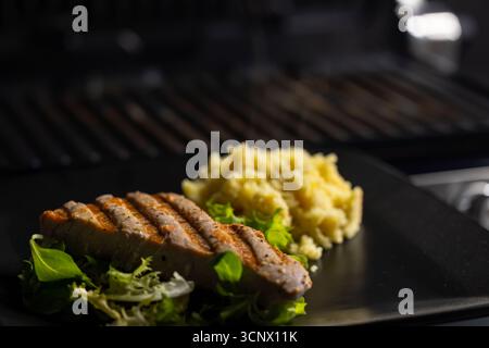 Thunfischsteak mit Couscous und Salat Stockfoto