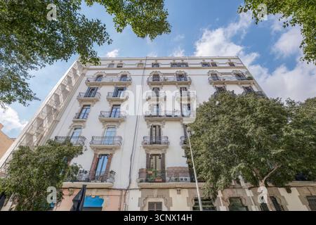 Klassisches Barcelona Eixample Gebäude Mit Eisernen Balkonen Und Weißer Fassade. Historische Architektur, Städtisches Wohnhaus, Katalanischer Modernistischer Stil, City Livi Stockfoto