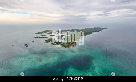 Aus der Vogelperspektive von Tintipan, einer rechteckigen Insel in der Karibik. Umgeben von lebhaftem türkisfarbenem Wasser, bietet es üppiges Grün, Buchten, Halbinseln, A Stockfoto