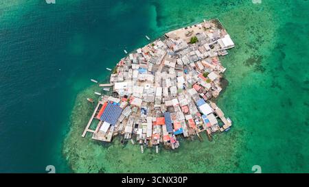 Blick aus der Vogelperspektive auf Santa Cruz del Islote, die am dichtesten besiedelte Insel weltweit, umgeben vom türkisfarbenen Wasser der Karibik Stockfoto