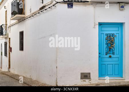 Hellblaue Tür an weißer Gebäudefassade, Altea Spain, Sonnenlicht und Reiseatmosphäre, urbane Morgenszene, kommerzielle Nutzung in Immobilien, Innenarchitektur Stockfoto