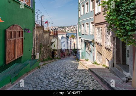 Straße im Balat Viertel, Istanbul, Turkiye Stockfoto